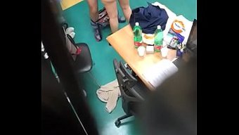 大学老师在宿舍房间里...