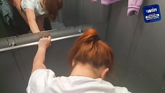 吸鸡巴的邻居在电梯里...