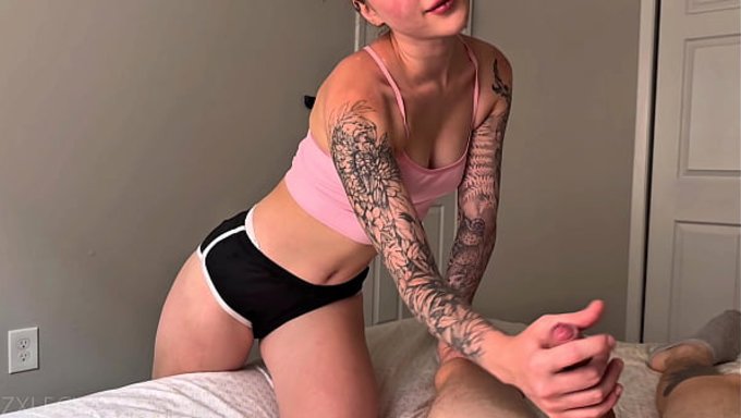 可爱的继妹要求私下里把她送上高潮。