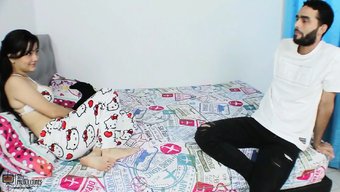 兴奋的继妹勾引和干她...
