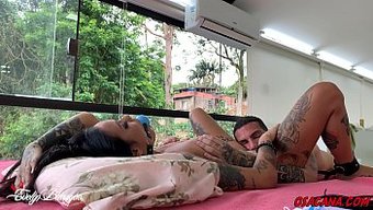 热辣的妈妈和妹妹在热...
