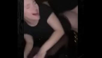 粗暴的性爱之夜中的愉悦惊喜