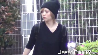 日本辣妹在公共排尿视...