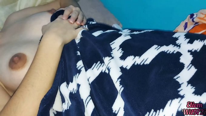 继女第一次和继父在卧室里做爱