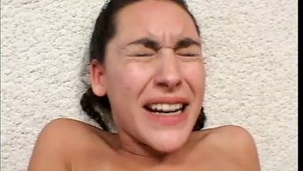 欧洲少女的阴道被撑开...