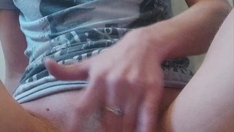 波兰少女在激烈的自慰...