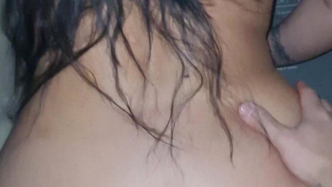 熟女情侣从后面狂野地进入,Pov