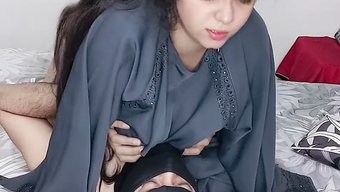 穆斯林少女在乌尔都语...