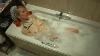 年轻女孩哈泽尔·梅喜...