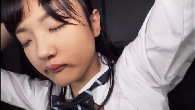 日本大学生在这个玩具视频中享受内射
