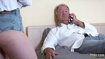 年轻少女给一个老男人...