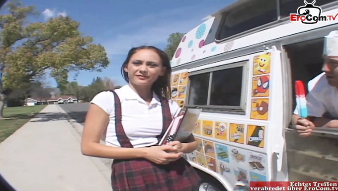 棕色头发的学生jessica Valentino在车里被操了脸,被舔了阴部