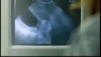 妻子和医生在卧室里分...
