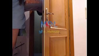 丰满的棕发女郎向已婚...