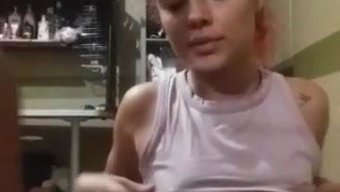 女孩们在潜望镜上炫耀