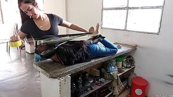 穿着连裤袜的青少年被...