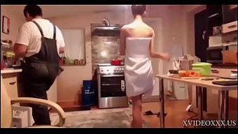 棕色头发的女孩在网络...