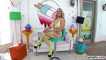 胸部丰满的美女sky...