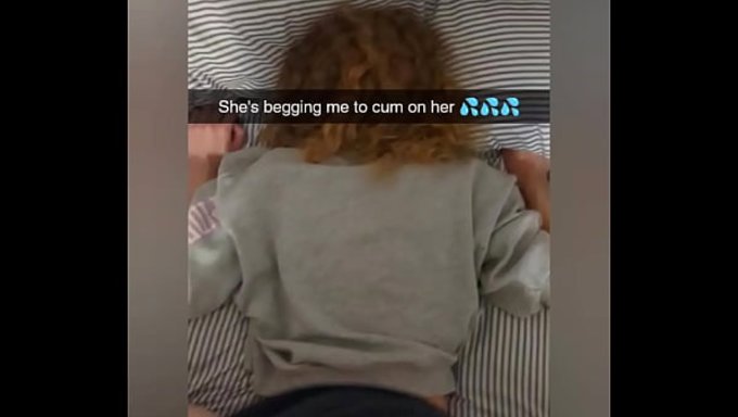 一个作弊的大学女生在snapchat上被操,以偿还她的债务。
