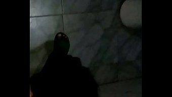 手活最后射在厕所地上