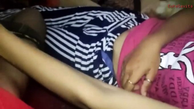 惊人的亚洲美女被她的大鸡巴吸吮和摩擦