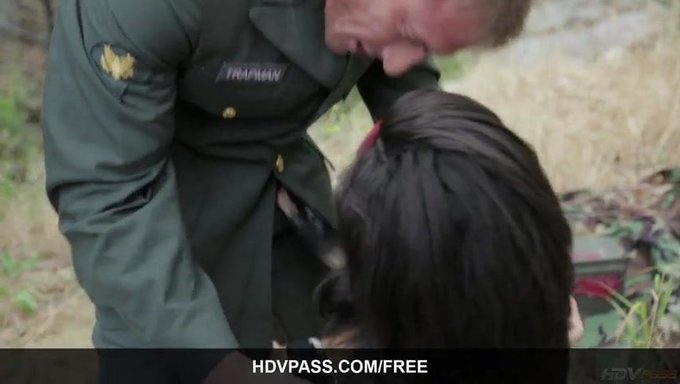 健身爱好者bonnie Rotten的紧致肛门被撑开