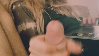 丰满的宝贝在热辣的p...