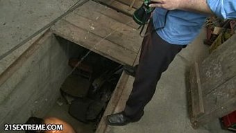 棕发女郎在个人奴隶视...