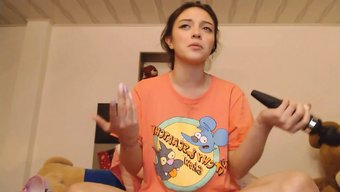 年轻而天真的女孩在网...