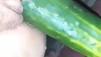 年轻的双性恋女孩用黄...