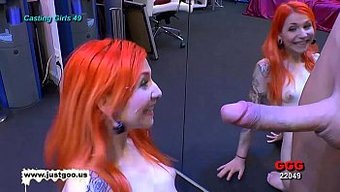 性感少女在业余视频中...