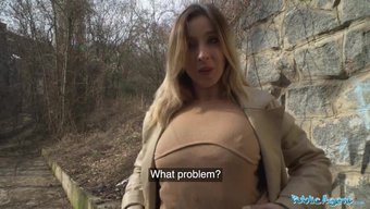成熟的熟女拥有大自然...