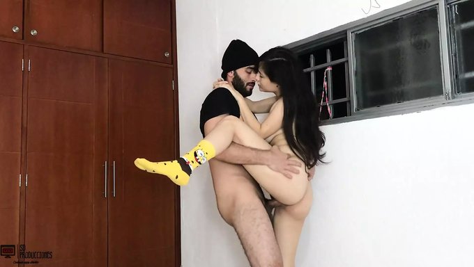Nikki Litte的业余阴道在这个西班牙视频中被内射