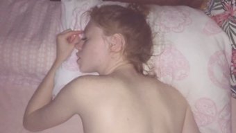与丰满的宝贝的夜间性...