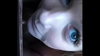 业余少女在自制视频中自慰
