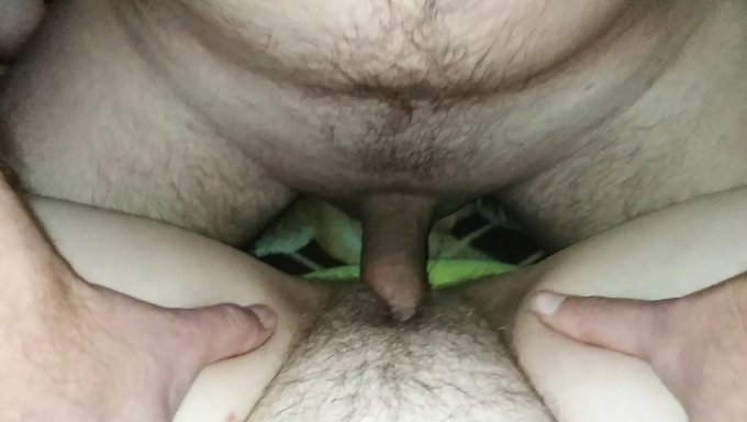 与丰满的妻子粗暴做爱导致强烈的高潮