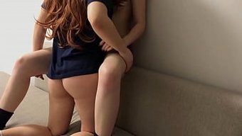 可爱的情侣在沙发上享...