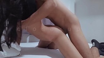 亚洲少女在汽车旅馆里...