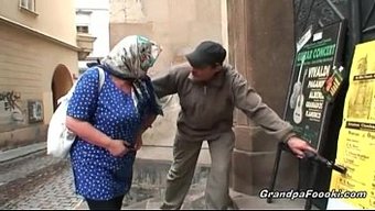 成熟的金发女人给熟练...