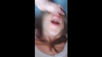 一个女人和一个亲密的...