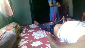 一个女佣在工作时闪着...