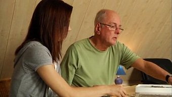 少女给老年男子口交快感