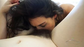 女同性恋情侣lara...
