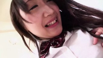 害羞的少女学会了用硬...