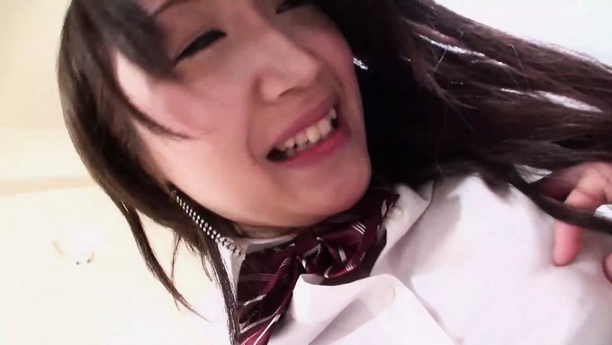 害羞的少女学会了用硬鸡巴享受插入