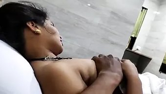 印度美女在旅馆里沉迷...