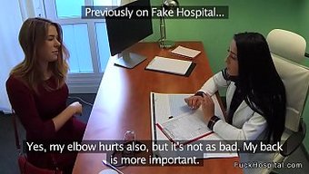 医生和护士与病人进行...