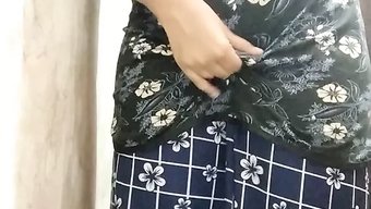 成熟的印度阿姨在自制...