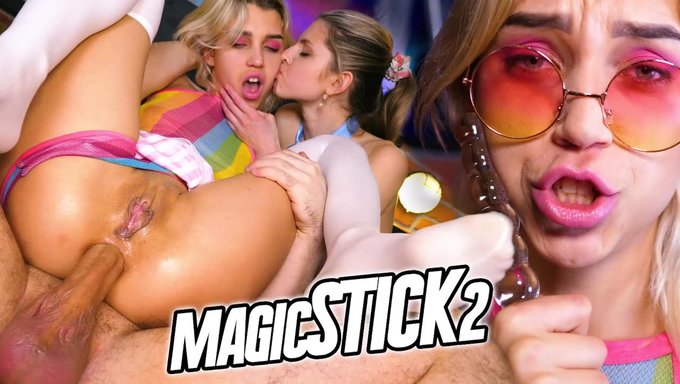 少女(18+)在肛交三人行中口交和射精