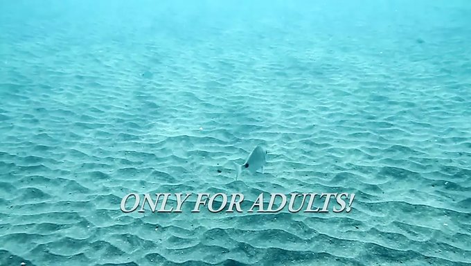 水下比基尼和裸体在田园里游泳